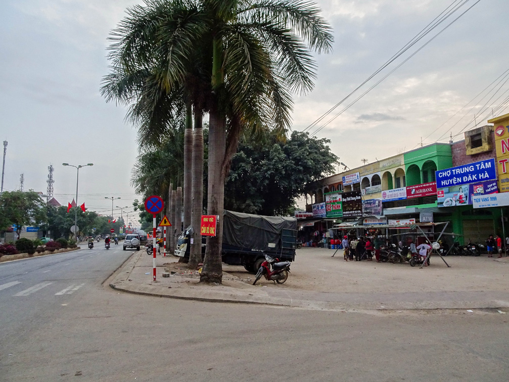 đường phố chợ trung tâm thương mại huyện đắk hà kon tum việt nam